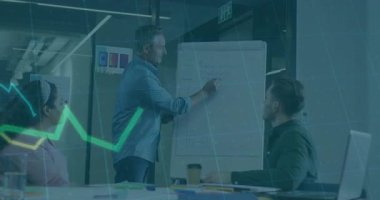 Sunucu keçeli kalem kaldırıyor, finans verilerini gösteren animasyon grafik çizgileri çiziyor. Tahta, sunum, takım çalışması, profesyonel, kurumsal, analiz, veri