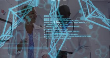 Kadın doktor panoya dokunuyor ve doktor tableti tıkırdatıyor. Tıbbi veri incelemesi başlatılıyor. Tıbbi, takım çalışması, fütüristik, teknoloji, sağlık, işbirliği, yenilik