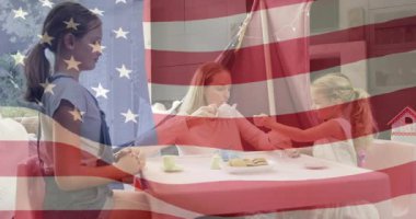 Animasyon buharlı eğitim oyununda, anneler çaydanlık kaldırıyor ve kızlar için çay koyuyorlar. Aile, çocukluk, bağ, hayal gücü, yerli, oyuncu, yaşam tarzı