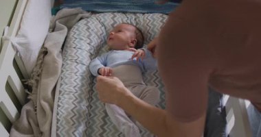 Kafkasyalı annenin yeni doğan bebeği uyuttuğu video. annelik, ebeveyn sevgisi ve yeni doğan bebek konseptiyle ilgilenmek dijital olarak üretilmiş video.