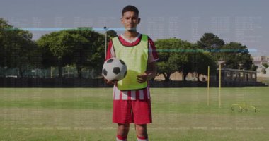 Futbol oyuncusu antrenman sırasında topu fırlatıyor ve verileri üst üste bindirip göğüs sekmesini yakalıyor. Atletizm, spor, açık hava, fiziksel, hareket, çeviklik, takım çalışması