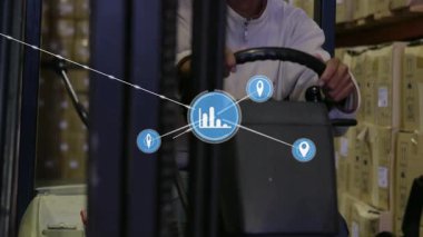 Forklift operatörü koridorda geziniyor ve yüzen veri düğümlerini etkinleştiriyor depo envanterini çıkartıyor. Sanayi, teknoloji, lojistik, analitik, veri görselleştirme, otomasyon, depo