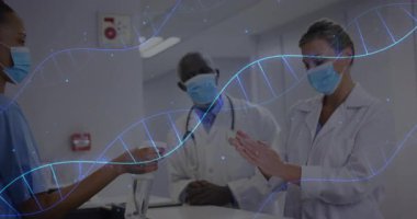 Hemşire, DNA sarmalı sürüklenirken genetik test için numune almaya doktorlara doğru test tüpü uzatıyor. Tıbbi, klinik, araştırma, laboratuvar, sağlık, tanı, bilimsel