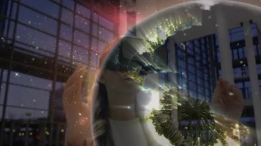 VR kulaklıklı iş kadını elini kaldırıyor, dünyayı çağırıyor ve teknoloji avlusunda kıtaları keşfediyor. Fütürist, yenilikçi, sürükleyici, dijital, teknoloji, kurumsal, etkileşimli