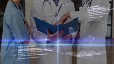 Tıbbi ekip, hastanın bilgilerini görüş birliğine varmak için tartışırken ikili kaplamayı izliyor ve klasörü açıyor. Sağlık, işbirliği, teknoloji, sağlık, dijital, profesyonellik, teşhis