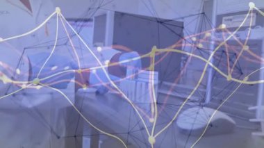 Laboratuar teknisyenleri rafları yerleştiriyor, sonra da test için tüpler yerleştiriyor. Bilim adamları, yenilik, biyoteknoloji, kesinlik, takım çalışması, fütürist, klinik