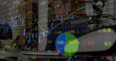 Davulcu, titreşen borsa grafiklerine cevap verirken sopaları ve zilleri tutuyor. Müzik, ritim, finans, analiz, performans, yaratıcı, üretkenlik