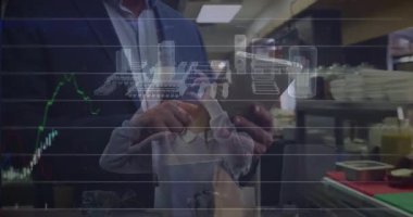 Restoran yöneticisi tableti dinlerken 3D model ve grafik inceleme verilerini, kullanıcı yakınlaştırma telefonunu gösteriyor. Teknoloji, analitik, yenilik, dijital, iş, modern, veri görselleştirme