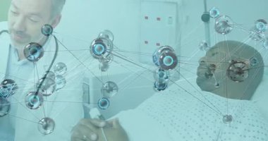 Doktor hastaya bilek sensörü yerleştiriyor ve tıbbi monitör verilerini açıklarken aynı zamanda görüntüyü alıyor. Tıbbi, sağlık, tanı, teknoloji, profesyonellik, klinik, hasta bakımı