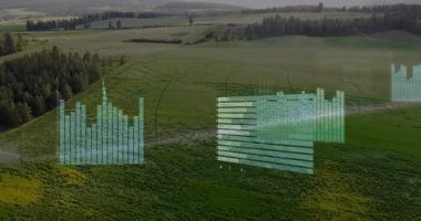 İnsansız hava aracı tarım arazisinin üzerinde uçuyor. 3D bar grafiklerinin yükseldiğini, döndüğünü, bölündüğünü ve verileri görselleştirdiğini gösteriyor. Veri görselleştirme, analitik, teknoloji, yenilik, iş büyümesi, dijital, modern