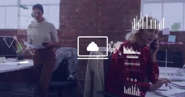 İş analizi raporları incelenirken ofis arkadaşlarının çağrıya son vermesi veri örtüşmelerini tetikliyor. İşbirliği, takım çalışması, analitik, veri görselleştirme, profesyonel, teknoloji, modern çalışma alanı