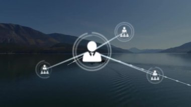 Teknede avatarın üzerinde dairesel HUD görünüyor, bağlantıları büyütüyor, iş ağını gösteren düğümler ekliyor. Teknoloji, yenilik, bağlantı, uyum, manzara, kurumsal, dijital