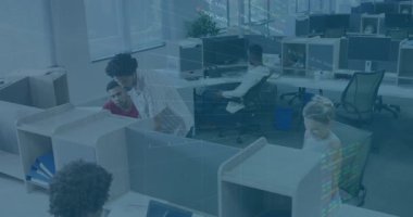 Monitöre işaret ederek yükselen ve finansal verileri animasyon çizelgeleriyle tartışan bir iş arkadaşı. İşbirliği, takım çalışması, ofis, teknoloji, dijital, iletişim, profesyonel