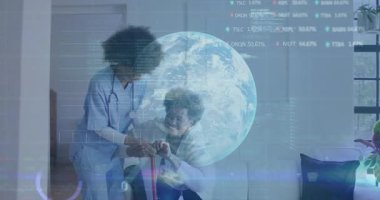 Hemşire, yaşlı kollara el koyuyor baston ve hastaya kürenin sağlık verileri üst üste biniyor. Sağlık, bakım, bakım, beşeri bağlantı, gerontoloji, sağlık, rehabilitasyon