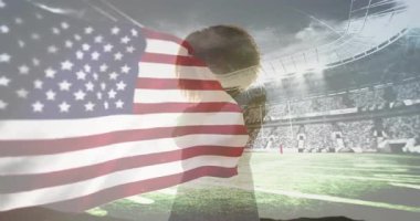 Spot ışıkları altında spor stadyumunda milli marş söyleyen bayrak dalgalanması. Vatanseverlik, stadyum, kutlama, duygusal, açık hava, birlik, performans