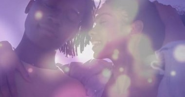 Parlak güneş altında selfie düğmesine basan çift sosyal medya için arka planda kucaklaşmayı yakalıyor. Romantizm, bağlantı, sevgi, açık hava, canlı, samimi, mutluluk