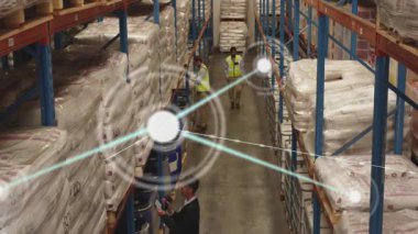 Kadın yönetici depo içindeki malları tarıyor personel taşınması ve ağ genişlemesi ile veri senkronize ediyor. Lojistik, tedarik zinciri, depo, dijital, bağlantı, teknoloji, takım çalışması