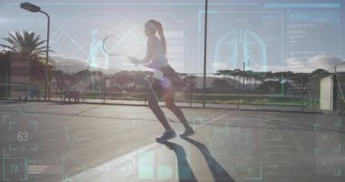 Bayan tenisçi servis alıyor ve sahada teknolojik HUD izleme biyometriği ile karşılık veriyor. Atletik, spor, fitness, teknoloji, performans, açık hava, dinamik
