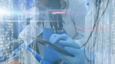 Kadın laboratuvar teknisyeni tablet tıkırdatma ve kaplama yaparken meslektaşı da analiz için eğildi. Teknoloji, işbirliği, yenilik, veri, arayüz, araştırma, bilim