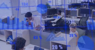 İş yeri çizelgeleri ekranda ölçümleri inceleyen orta yaşlı bir adama rehberlik ediyor. İşbirliği, takım çalışması, veri görselleştirme, modern işyeri, profesyonel, girişim, iletişim