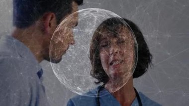 Hologram küre ve veri incelemesi için tableti gösteren bir erkek doktora yaklaşıyor. Tıbbi, işbirliği, teknoloji, yenilik, profesyonellik, dijital, sağlık