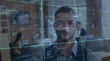 Teknoloji ofisinde sürüklenen ve kahkahalarını ifade eden holografik şebekeye cevap veren orta yaşlı bir adam. Gelecekçi, yenilikçi, işbirliği, iyimser, modern, yüksek teknoloji, neşeli