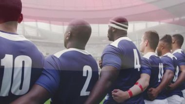 Rugby takımının solundaki kamera, kollarını birleştiren donanma formalarıyla spor müsabakalarında birlik oluyor. Atletizm, takım çalışması, dostluk, stadyum, rekabet, birlik, sportmenlik