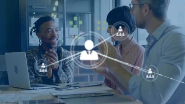 Toplantı masasında alkışlayan ekip üyeleri iş büyümesi için animasyon ağ grafiği oluşturuyorlar. İşbirliği, takım çalışması, dijital, ağ, iş, çalışma alanı, bağlantı