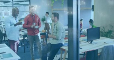 Meslektaşlar masada toplanır, kahve içerken sohbet büyür ve iş verileri yüzer. İşbirliği, takım çalışması, şehir ofisi, moderniç, dijital etkileşim, iş yeri ekolojisi, profesyonel çevre