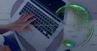 Bir kadının elleri dizüstü bilgisayarda yazarken, kahve fincanı tutarken, teknik arıza altında iş akışını yükseltirken. Üretkenlik, çalışma alanı, dijital, modern, odaklanma, yenilik, teknoloji