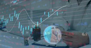 Doktor kapsül seçerken ve maliyet notları yazarken animasyon finans grafiklerini gösteriyor. Tıbbi, sağlık, analiz, profesyonel, muayene, belge, ilaç