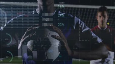 Stadyum ışıkları altında topu tutan mavi formalı oyuncu analitik destek eğitimi alıyor. Spor, takım çalışması, veri görselleştirme, analitik, performans, rekabet, canlılık