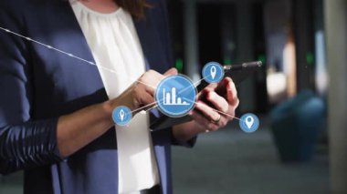 İş kadını telefon ekranını dinliyor ve bilgi için çizelge ve simgelerle veri ağı kuruyor. Teknoloji, yenilik, bağlantı, analitik, arayüz, dijital, kurumsal