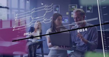 İş dünyası ekibi, veri tablosu ile dizüstü bilgisayarı inceliyor. Artan eğilimleri gösteren geri sarmalar görülüyor. İşbirliği, takım çalışması, veri analizi, ofis ortamı, dijital görselleştirme, üretkenlik, kurumsal