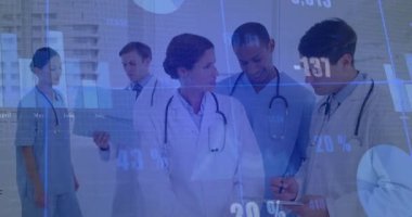 Kıdemli doktor koridora giriyor ve tıbbi ekibe tablet üzerindeki animasyon verilerini analiz ettiriyor. Tıbbi, işbirliği, modern, tanı, sağlık, profesyonel, takım çalışması
