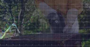 Çiftlik temizliğinde körük pompalayan arıcı, büyüme çizgilerini, yüzde etiketlerini gösteren şebeke örtüsü gönderiyor. Görüntü, doğa, sürdürülebilirlik, analitik, teknoloji, açık hava, zanaat