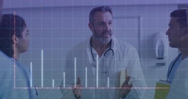 Doktor veri çubuklarının yükselip klinik brifinglerinde pembe işaretler oluşturduktan sonra el kol hareketi yapıyor. Tıbbi ekip, işbirliği, sağlık, analiz, görselleştirme, profesyonellik, veri yorumlaması