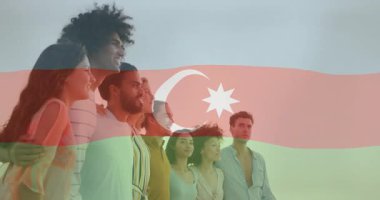 Azerbaycan bayrağını turizm için el sallayan dostların üzerine örten çerçeve ilerlemesi. Kutlama, birlik, yoldaşlık, çeşitlilik, rahatlık, rahatlama, manzara