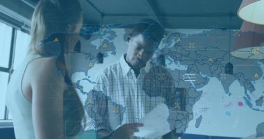 Dünya haritası ve iş görüşmelerine rehberlik eden ikonlarla birlikte kadın meslektaşına rapor veriyor. İşbirliği, analitik, veri görselleştirme, takım çalışması, yenilik, modern, iş