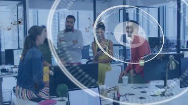 İş ekibi çalışıyor, avatar çevredeki iş arkadaşlarını örtüyor ve ağ bağlantılarını görselleştiriyor. İşbirliği, takım çalışması, dijital, yenilik, bağlantı, teknoloji, modern