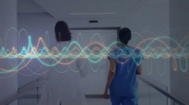 Doktor ve hemşire hastane koridorunda yürüyor, nabzı atıyor, asansöre doğru koşuyorlar. Tıbbi personel, takım çalışması, sağlık hizmeti, hareket, modern, dinamik, profesyonellik