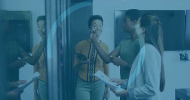 Ekip dairesel kaplamayı etkinleştirirken, personel 3 cam panoya yaklaşıyor ve iş fikirlerini çiziyor. İşbirliği, takım çalışması, yenilik, beyin fırtınası, dijital arayüz, modernite, iletişim