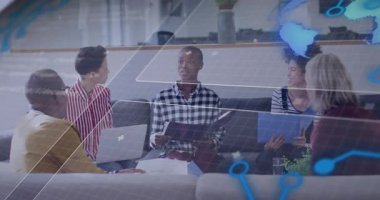 Meslektaşlar, hoparlörleri çevirerek ve dijital çizelgeleri düzenleyerek iş konuşmak için dinlenme odasına yerleşiyorlar. İşbirliği, takım çalışması, yenilik, modern, iş dünyası, tartışma, strateji