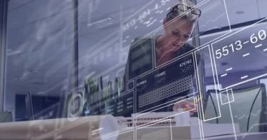 Model ayarlama gözlüklerinin üzerine eğilen ve verileri etkinleştiren kadın mimar kılavuz incelemeyi tamamlıyor. Gelecekçi, yenilikçi, tasarım, teknoloji, çalışma alanı, işbirliği, modern