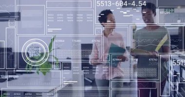 İş arkadaşları ofislerinde dolanıp, deniz mavisi klasörüne bakıyor ve sarı klasörleri UI üzerinden karşılaştırıyorlar. İşbirliği, takım çalışması, şirket, dijital, profesyonel, üretkenlik, modern