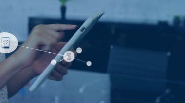 Tasarımcı tablet dinleme, akıllı telefon sohbet simgesi oluşturma, görsel bağlantı. Teknoloji, ağ oluşturma, dijital, yenilik, iletişim, işbirliği, bağlantı
