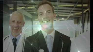 Ağ altında duran kıdemli doktor, tıp merkezinde grup oluşturan meslektaşlarını başlatıyor. Tıbbi, takım çalışması, profesyonel, teknoloji, işbirliği, sağlık hizmetleri, modern