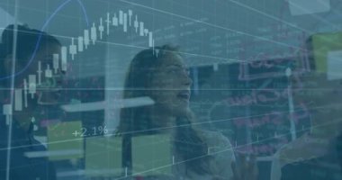 Cam tahtaya işaretleyici ekleyen adam, mali tabloların azalması, akımları analiz eden ekip. İşbirliği, strateji, yenilik, sunum, analitik, takım çalışması, üretkenlik