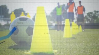 Animasyon ölçümleri yükselen konileri dokumak için topa vuran futbolcu. Eğitim, atlet, performans, spor giyim, analitik, açık hava, yarışma