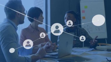 Teknik ekip verileri tartışıyor, ağ simgesi dizüstü bilgisayarın üzerinde kayboluyor ve kullanıcı bağlantılarını görselleştiriyor. İşbirliği, yenilik, dijital, teknoloji, iletişim, analiz, işyeri